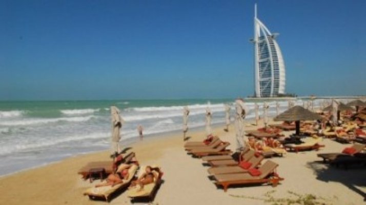 Un tour-operator din Dubai angajează românce - vezi ce posturi sunt disponibile şi care sunt salariile!
